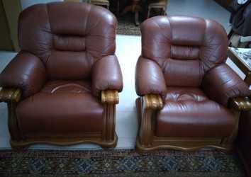 conjunto de sofás em pele em estado semi-novo