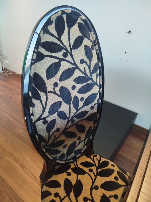 Mesa de jantar com mesa extensível acompanhado de  cadeiras