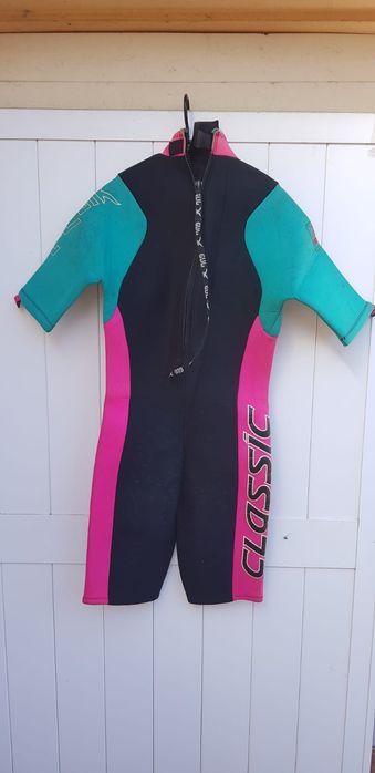 fato de surf e saco com duas pranchas antigas