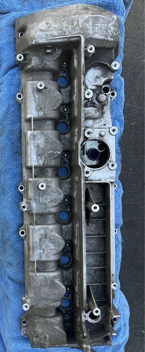 Pokrywa zaworów w211