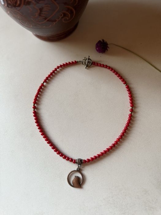 Чокери з червоного та білого коралу