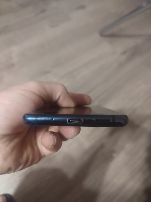 Продам телефон Samsung s20 fe 5g 6/128 в хорошому стані з невеликим дефектом