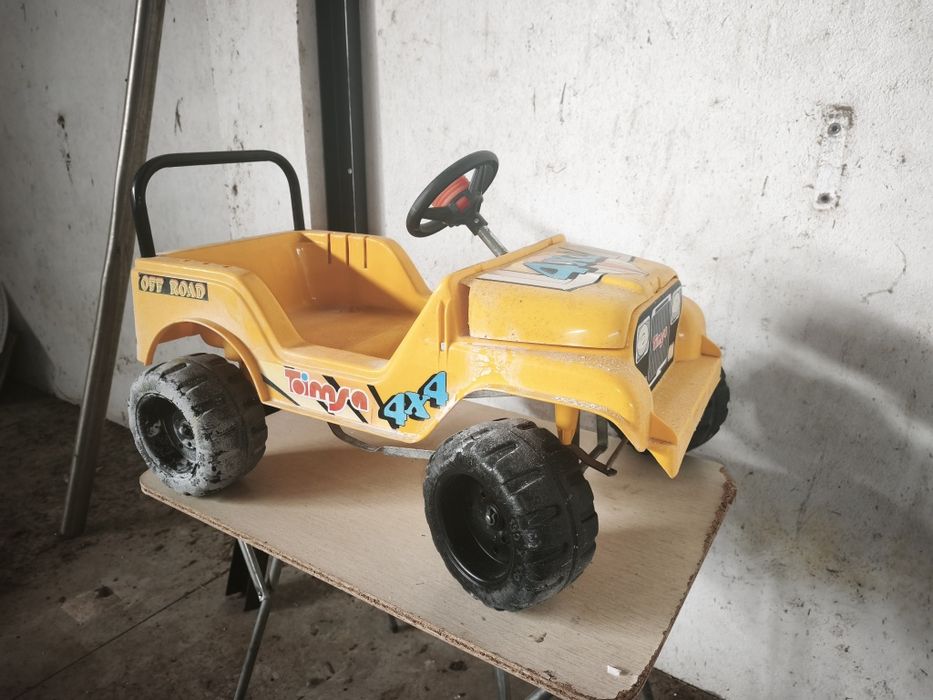 Jeep Toimsa 4x4 amarelo a pedais vintage