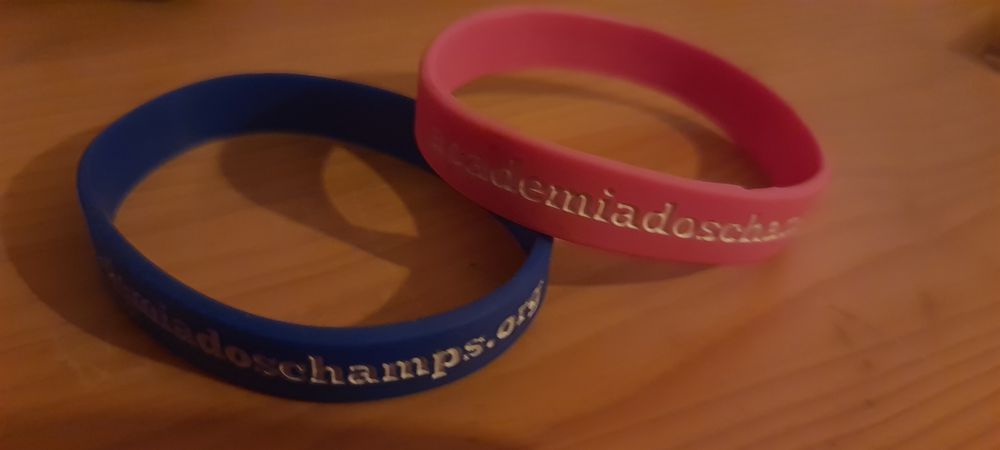 Duas pulseiras elástica de ténis