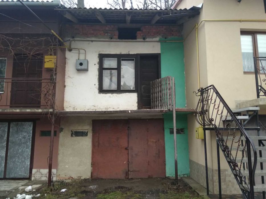 Гараж з садовим будиночком