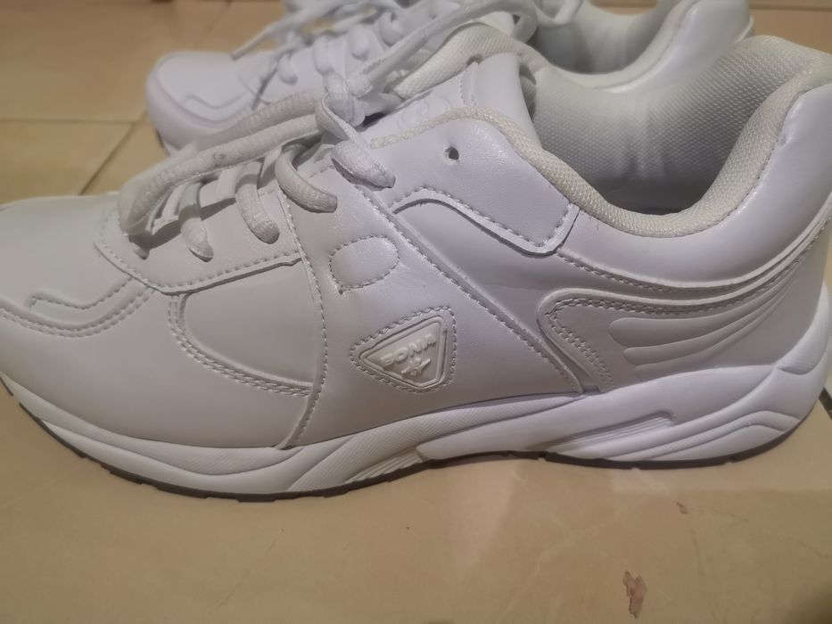 Кросівки жіночі білі Bona р. 39, ортоустілка