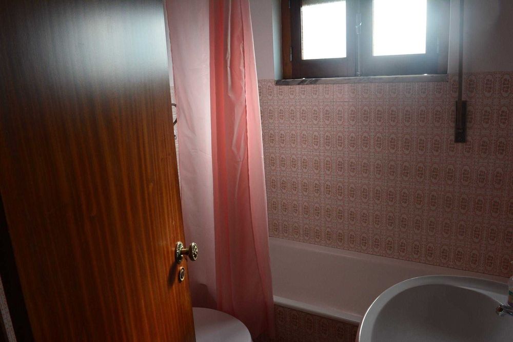 Aluga-se 1º andar apartamento em moradia