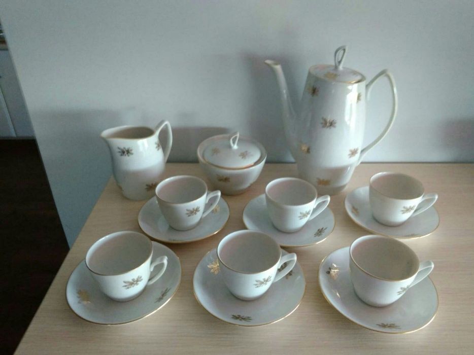 Porcelanowy zestaw do kawy z Chodzieży biały ze złotym zdobieniem