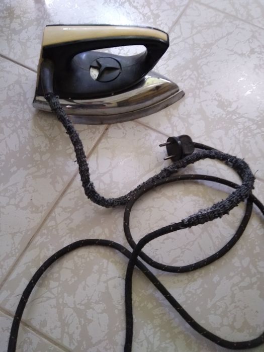 Ferro de engomar antigo funcional