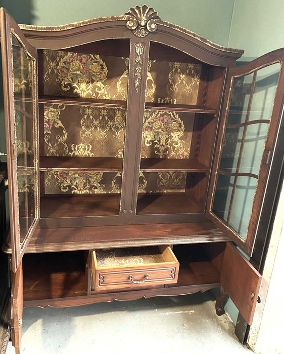 Witrynka z litego drewna