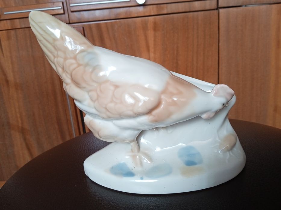 Продам порцелянову статуетку