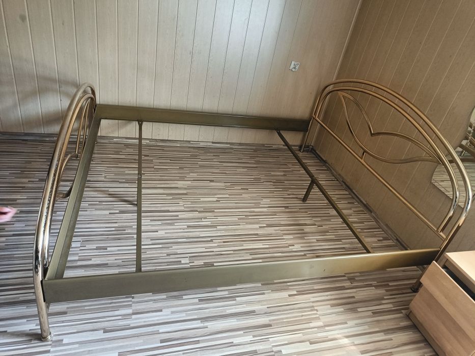 Rama łóżka metalowa złota bez materaca