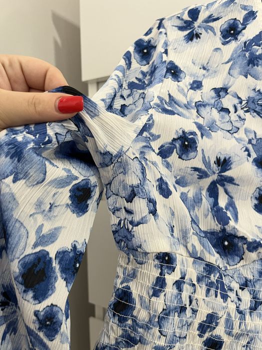 Biala bluzka w niebieskie kwiaty z wiązaniami - H&M (M/38)