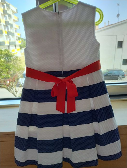 Vestido branco com risca azul marinho.