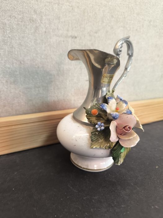 Elegante Jarra de Vidro Soprado com Flores Relevo