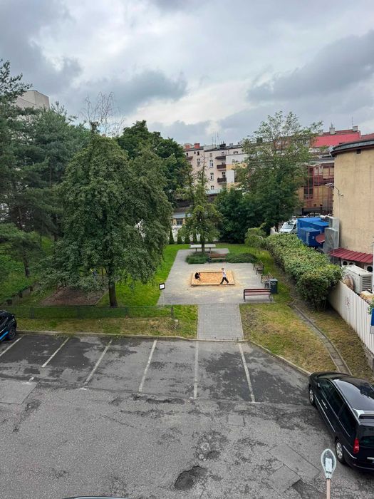 Przestronna kawalerka w centrum Katowic. Parking dla mieszkańców. Oferta prywatna. - Więcej