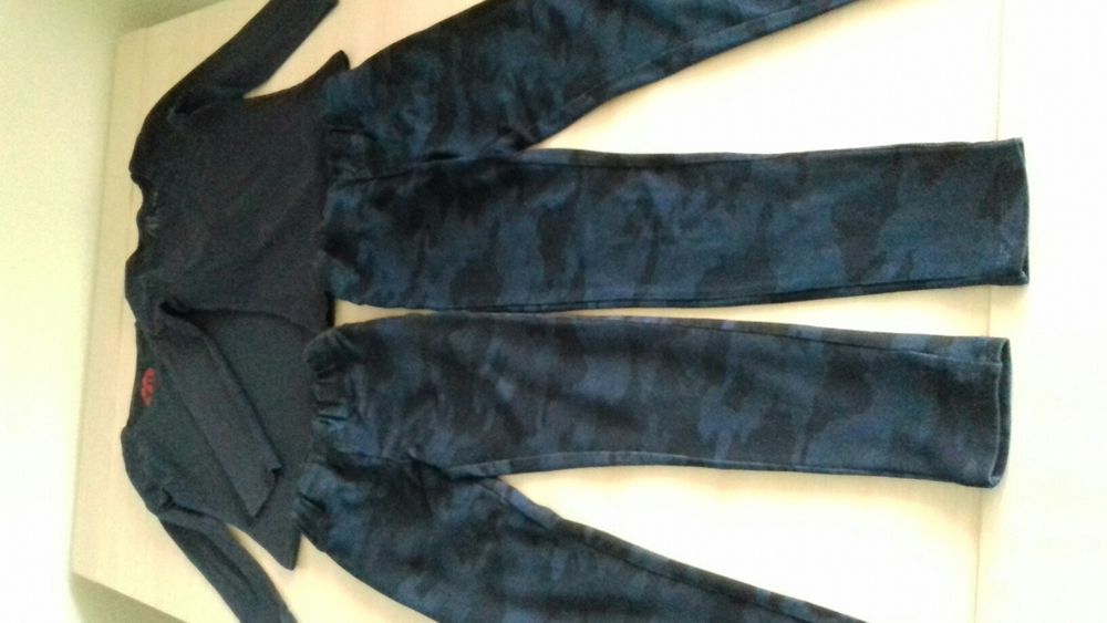 Spodnie moro dla bliźniaczek r. 134 +bluzki