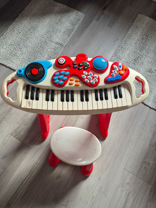 Keybord z krzesełkiem dla dziecka