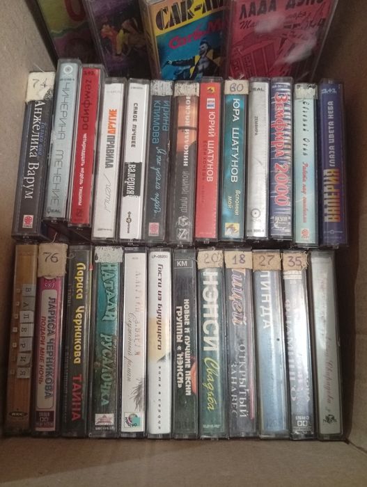 Аудіо касети,  в різному стані.