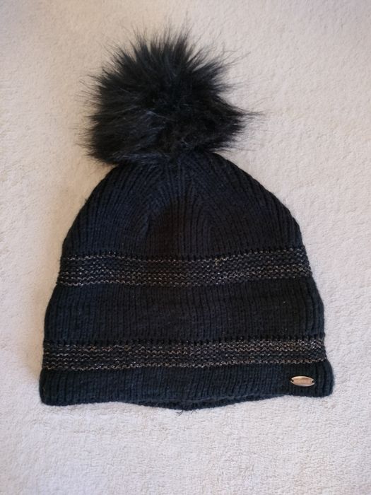 Czarna czapka z pomponem