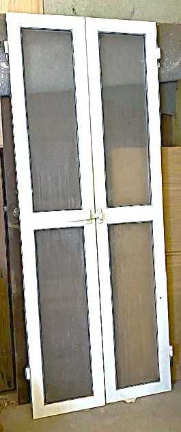 Porta de alumínio ( duas meias portas) com vidro em acrílico fosco