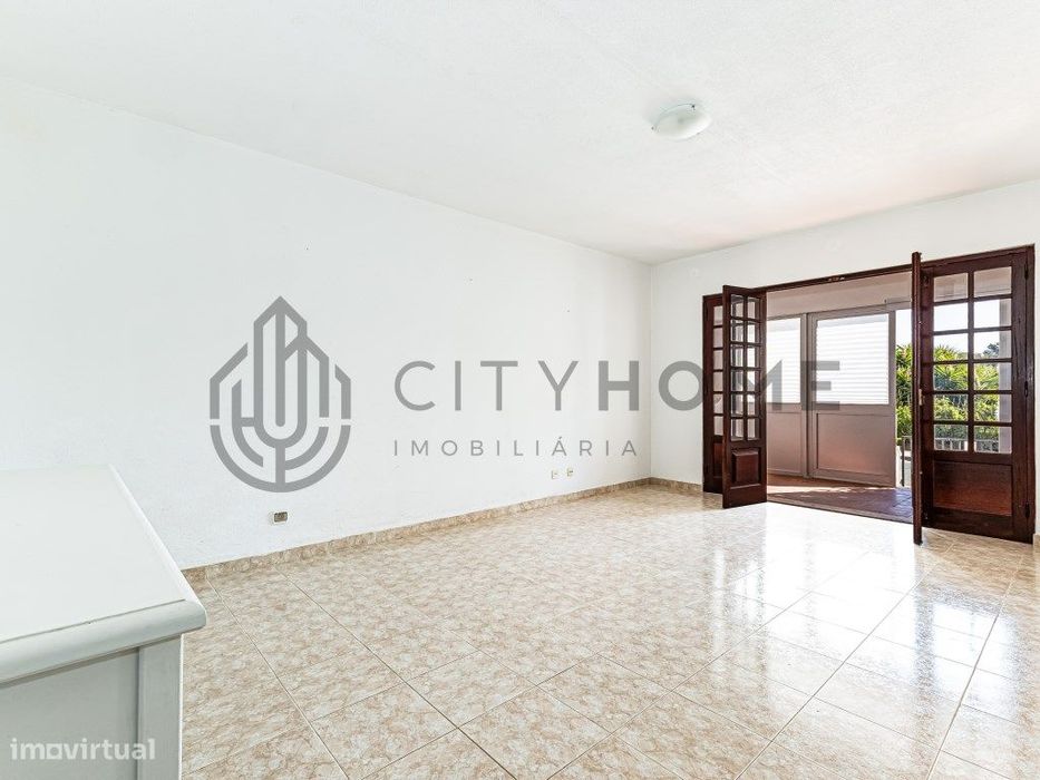 Moradia T2 +1 com garagem e espaço exterior