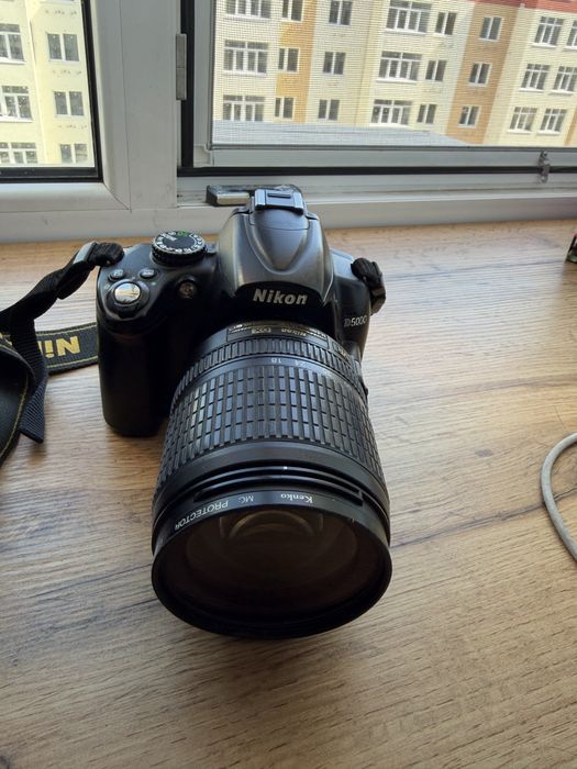 Продам Nikon D5000 + Nikon 18-105mm VR. + SD32GB + кейс