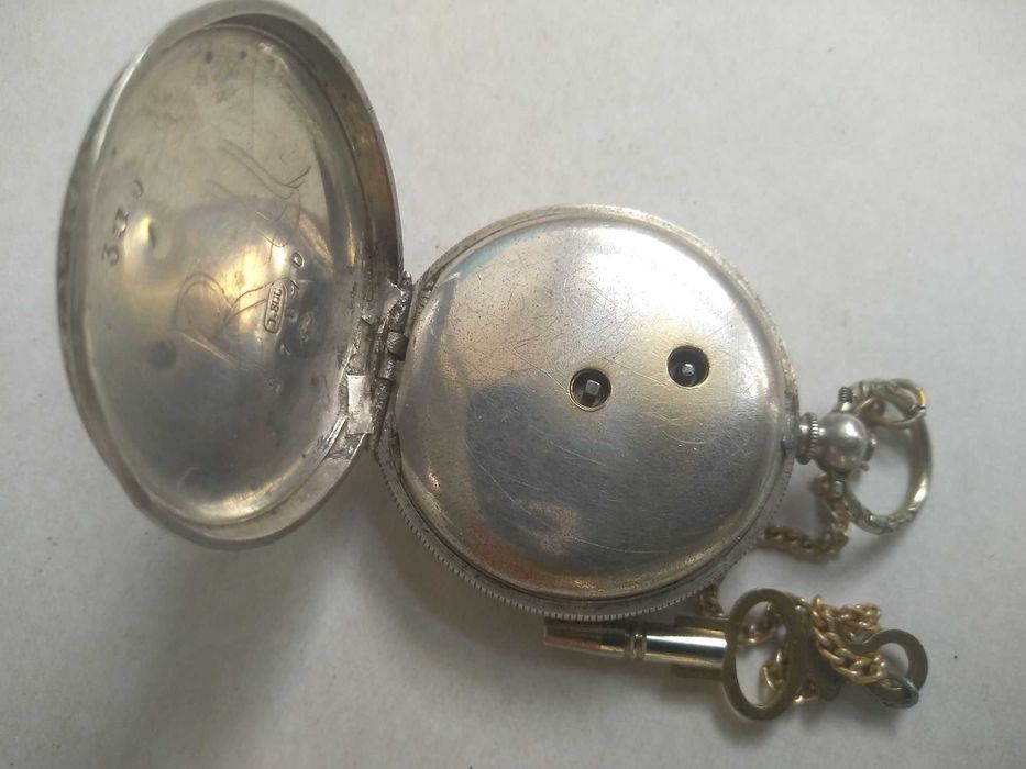 Невеликий срібний декоративний циліндрик