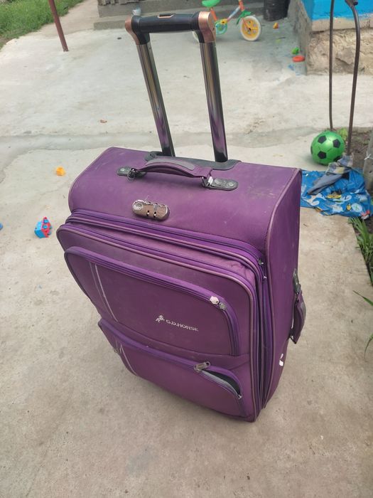 Продам величезну сумку на колесиках з вихідною ручкою