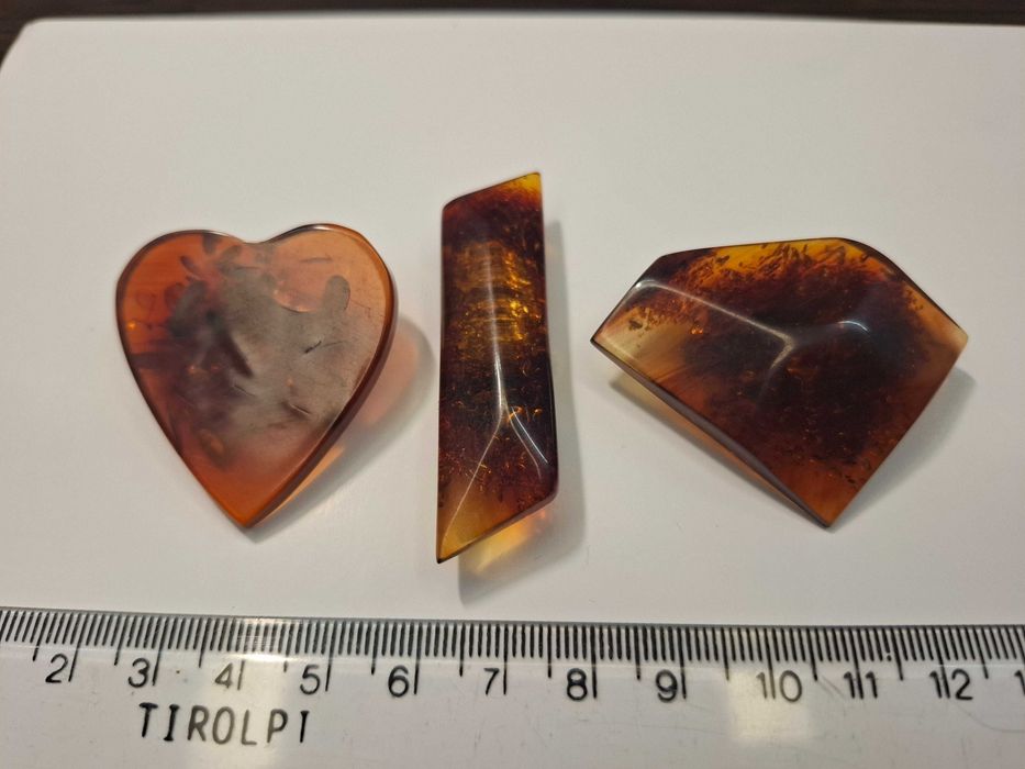 Trzy broszki bakelitowe - lata 60 XX wieku