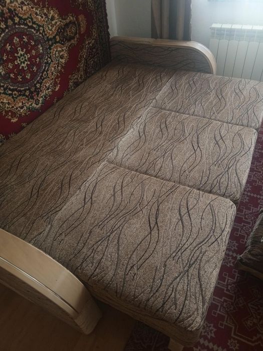 Sofa rozkładana z poduszkami
