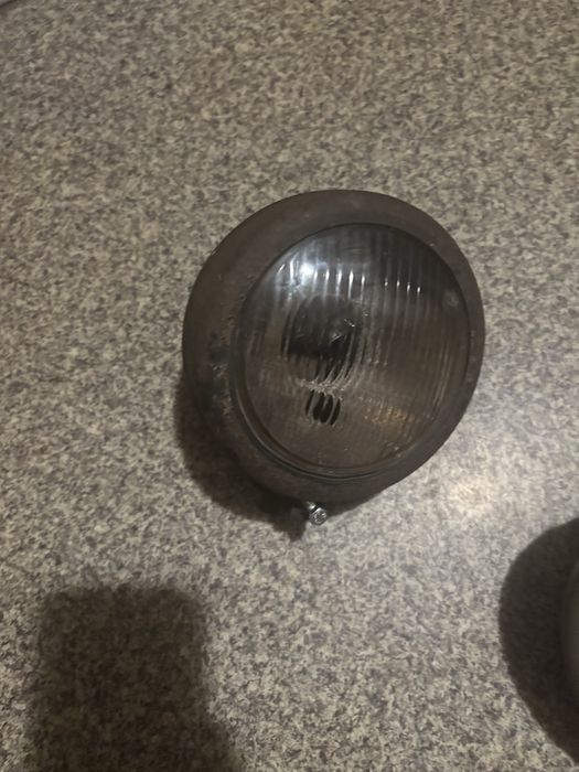 Stara lampa od ciągnika lub maszyny rolniczej