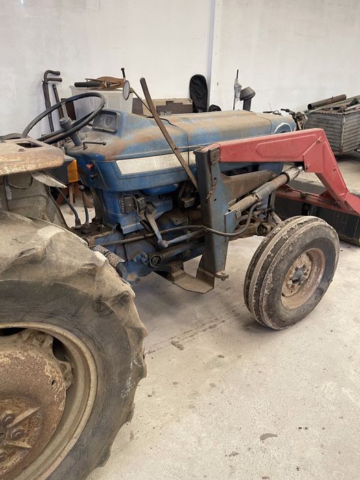 Trator Ford em bom estado
