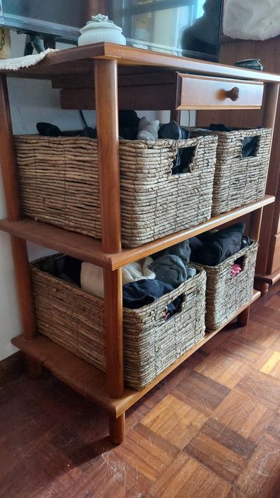 Mesa em madeira maciça pinho mel e cestos