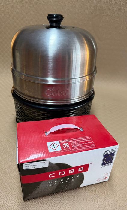 Grelhador COBB com oferta de caixa de 6 brickets Cobble Stone