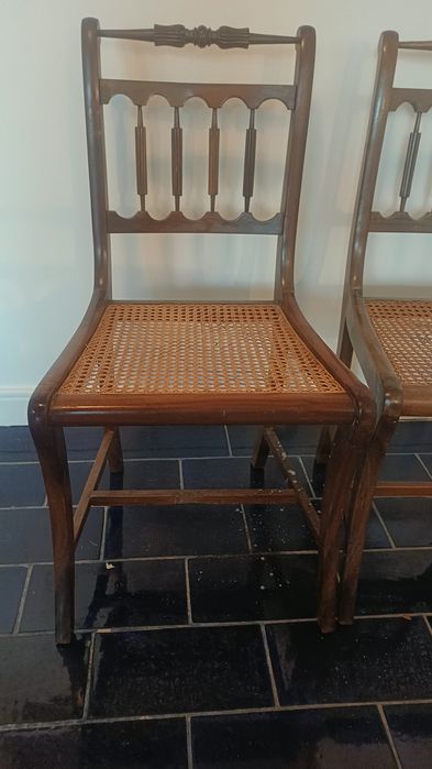 Conjunto de cinco cadeiras em palhinha