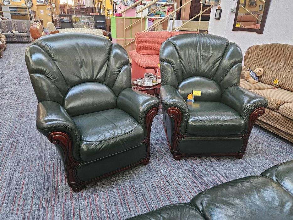 Sofás individuais em pele de cor verde - óptimo estad