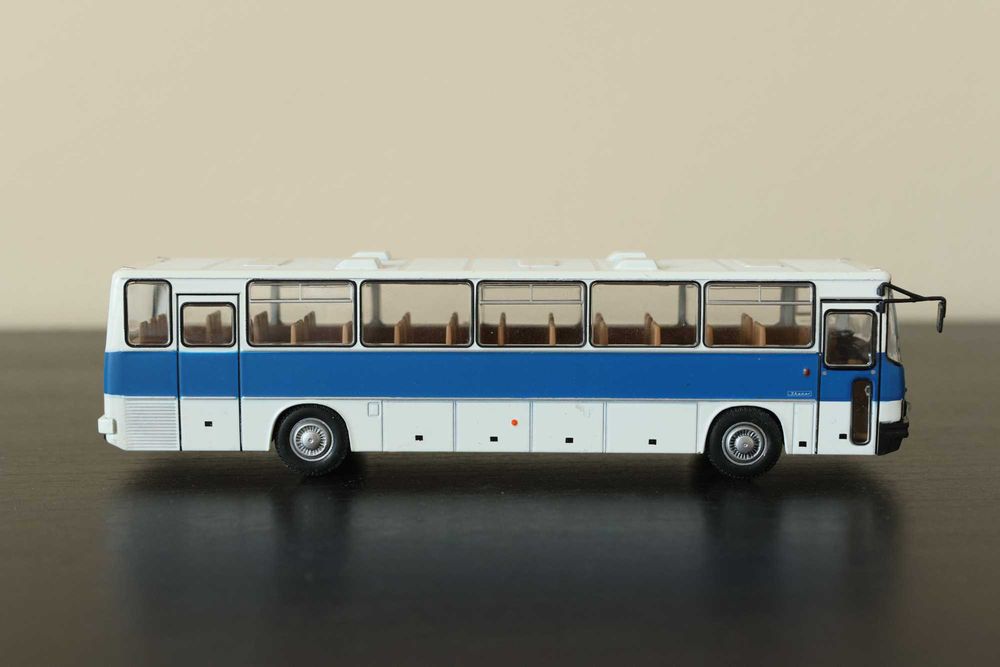Ikarus 256 autobus biało-niebieski 1:72 DeAgostini Kultowe Autobusy PRL model
