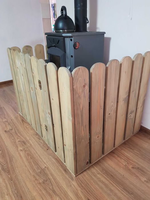 Płotek ogradzający kominek przed dziećmi