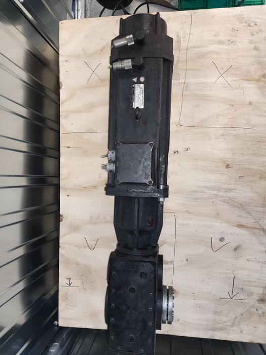 Silnik 13,2kW Servo LENZE MDFKABS100-22, przekładnia VOGEL mksh8 i=9,6