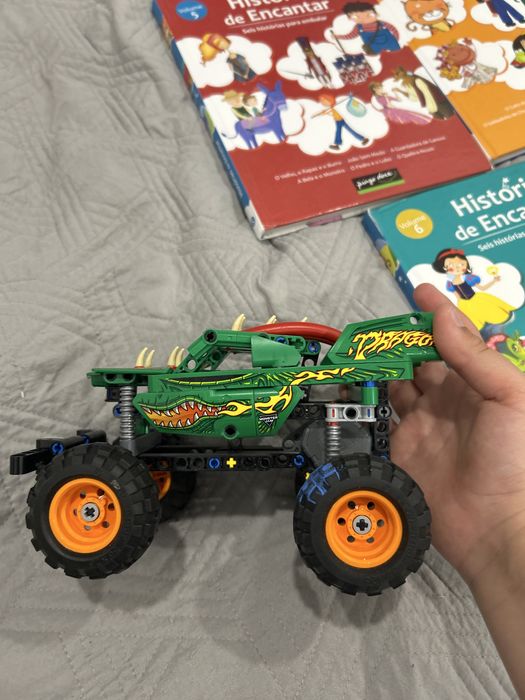 Carro de lego em pefeito estado