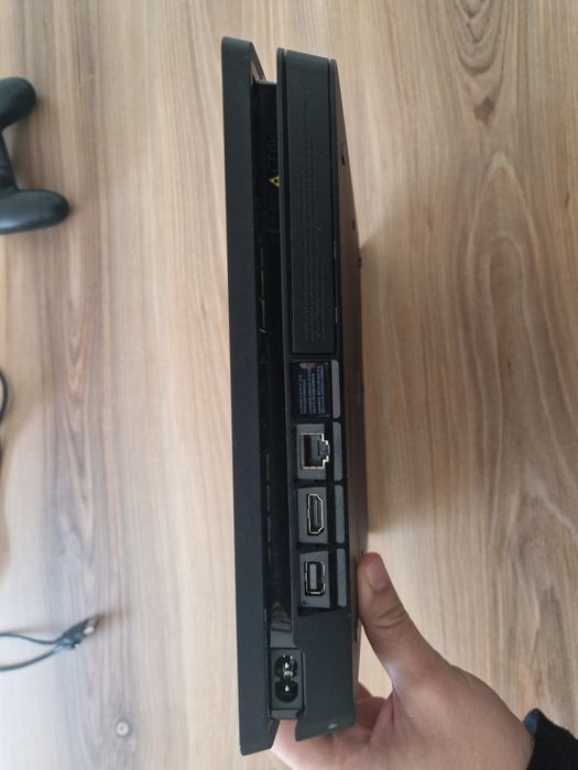 Ps4 slim 1tb com cabos e comando