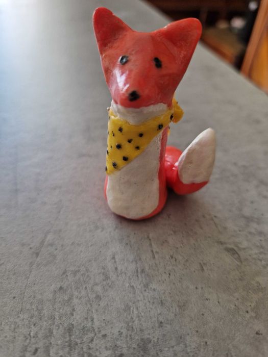 Raposa feita em argila uma imagem única
