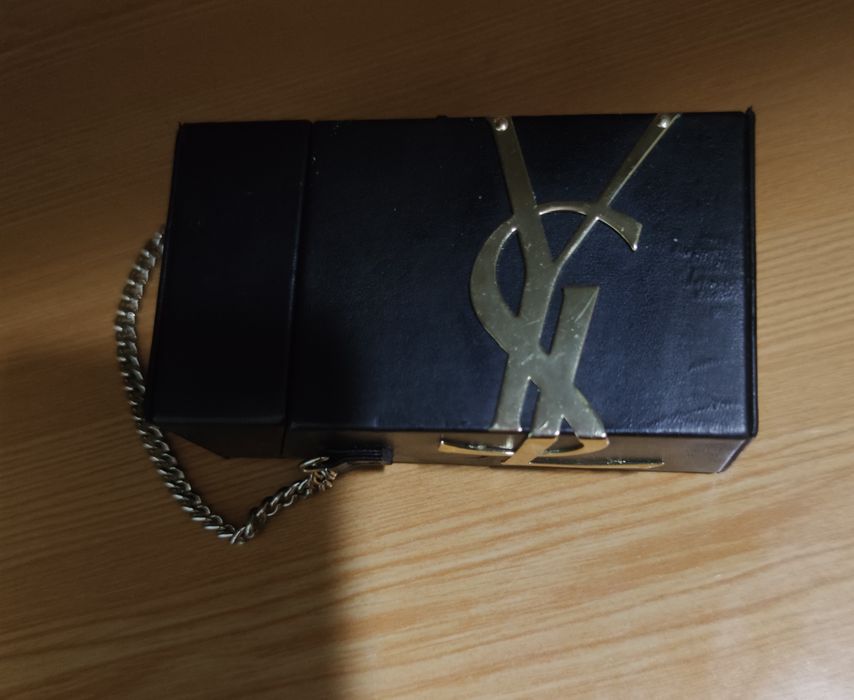 Клатч Yves Saint Laurent.