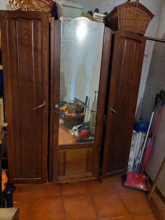 Roupeiro antigo com riscos ligeiros no verniz