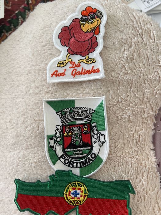 Vendo emblemas capa de traje universitario