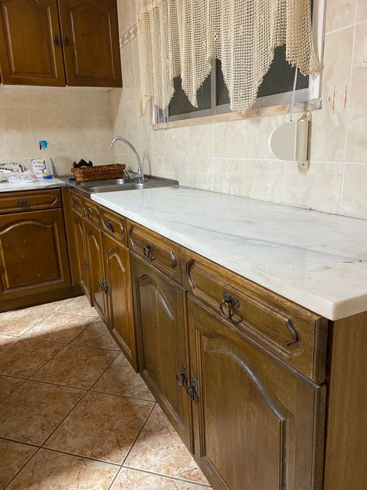 Móveis de cozinha com mesa e cadeiras. Madeira maciça