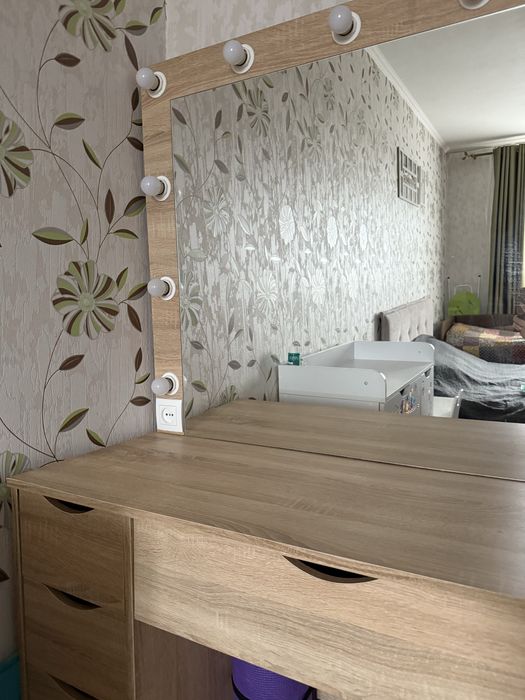 Продам візажний столик