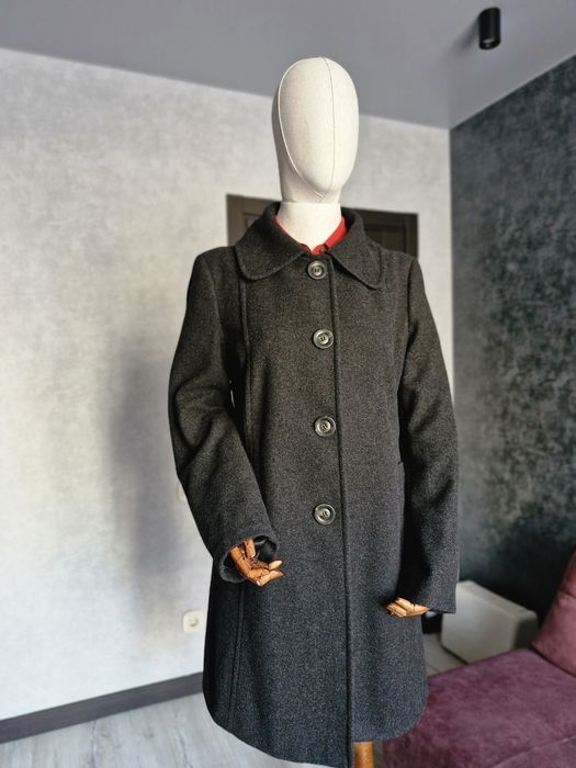 Жіноче пальто Benetton — елегантна класика, яка завжди в моді.