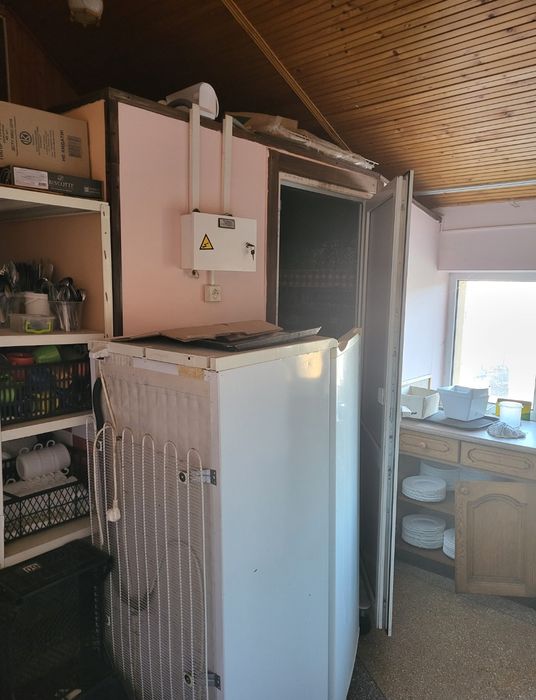 Продається окрема будівля.